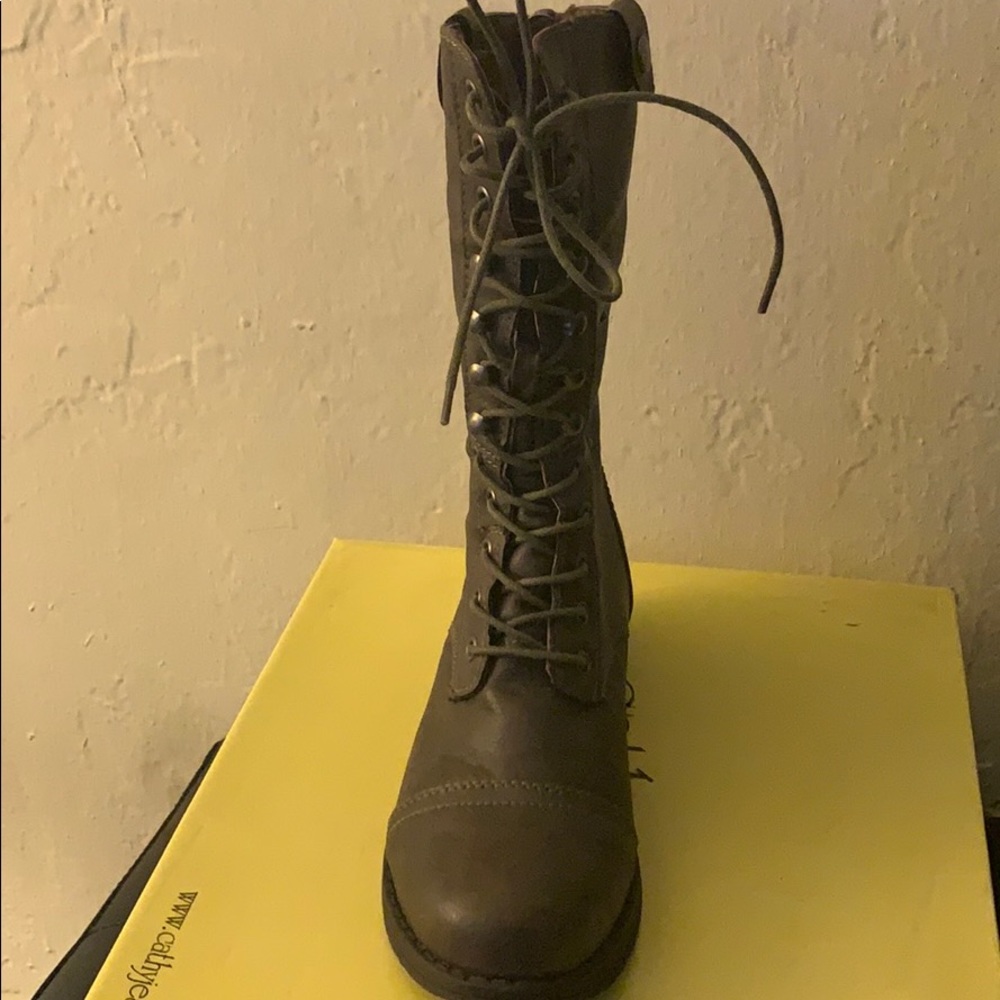 Below the knee Boots with shoe laces